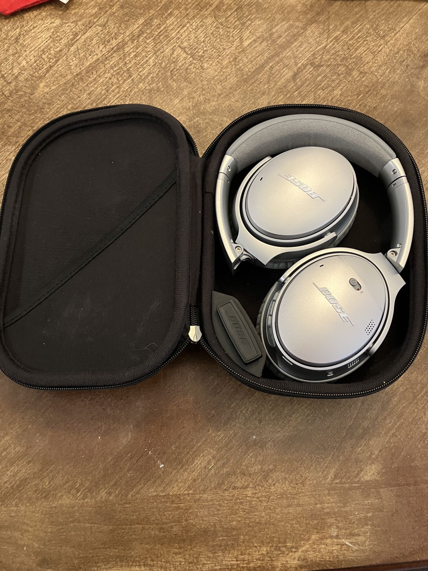 BLUETOOTH BOSE HEADPHONES: Bose QuietComfort 35 Noise Cancelling Headphones MINT with Case - RARE SILVER