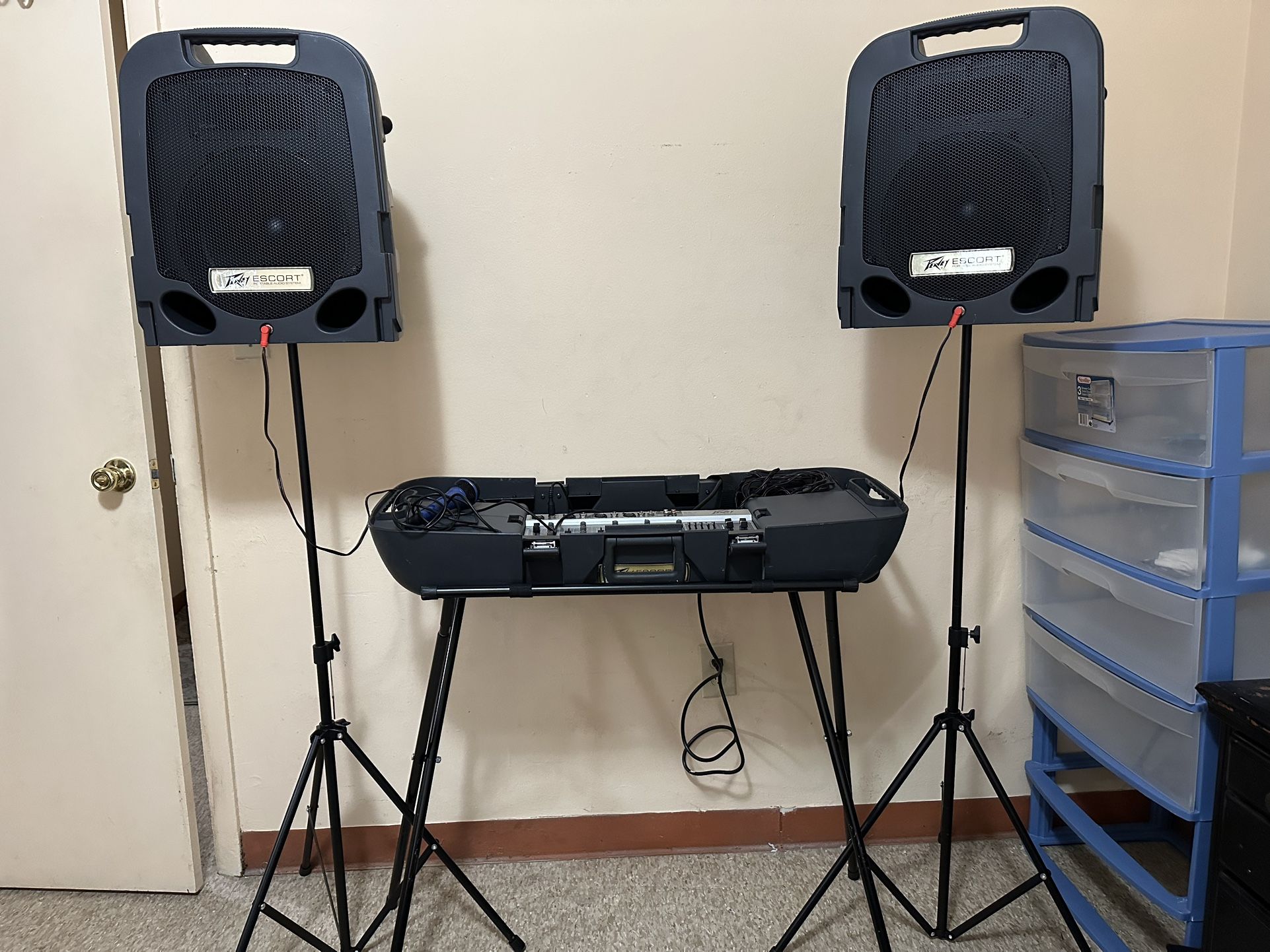SOUND SYSTEM PEAVEY. PORTABLE SPEAKERS AND MIXER
