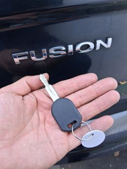 Car Keys And Remotes  / Llaves De Carro Y Controlles 