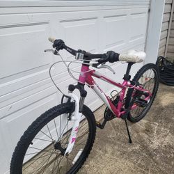 Bike haro flightline size 24 7 speed great condition..