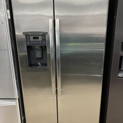 GE Refrigerator 36” W Stainless Steel Side By Side Counter Depth Excellent Conditions 