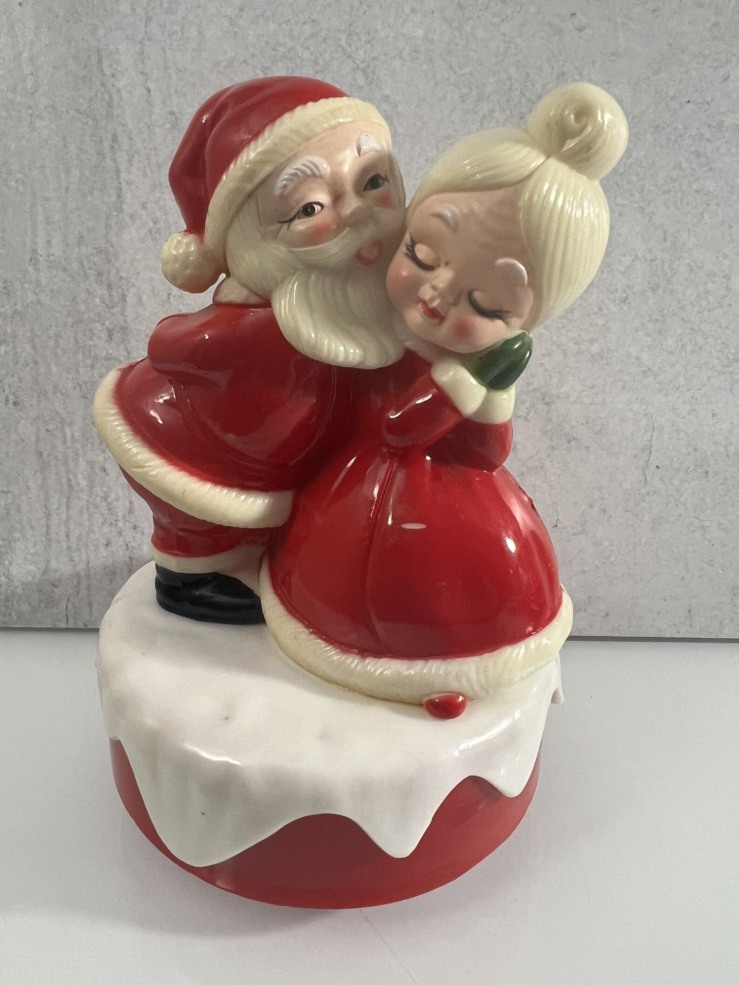 Vintage Santa Kissing Mrs. Claus Christmas Music Box 1973 Turns Hong Kong