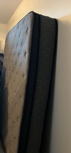 Brand new never used Zinus 14” thick foam/coil hybrid mattress