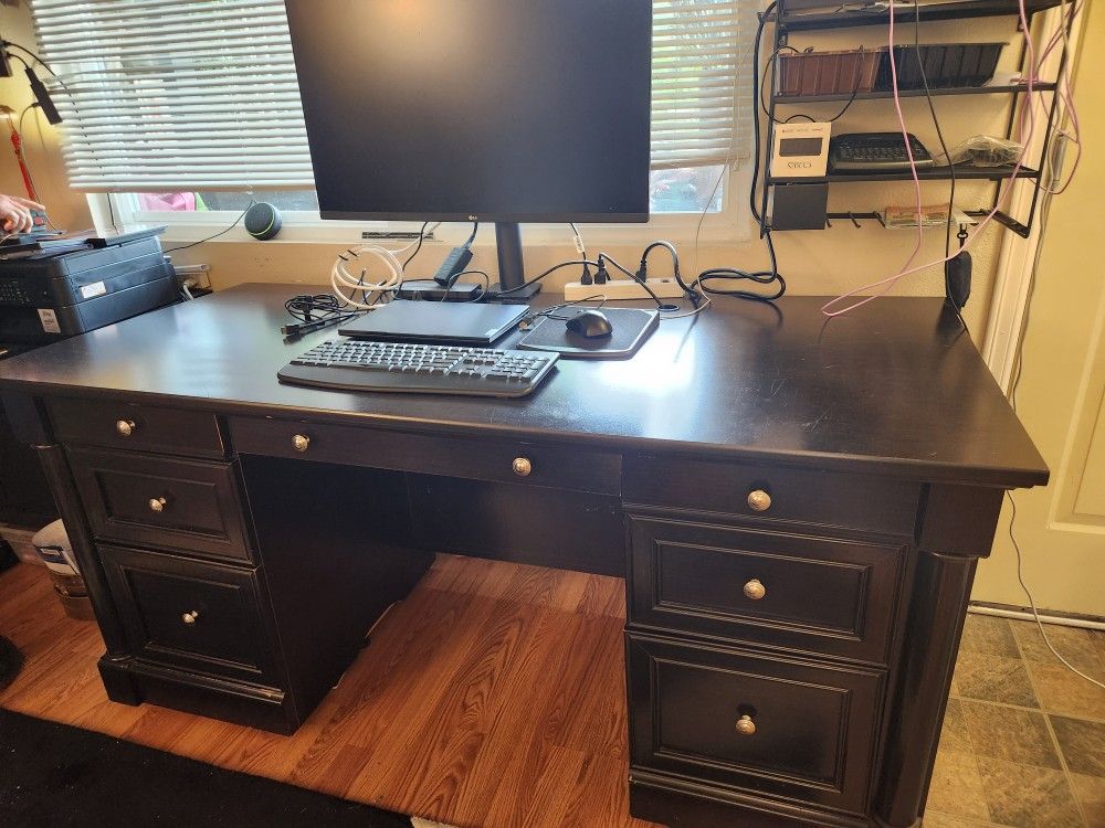 Executive desk with file cabinet drawers, 7 Drawers