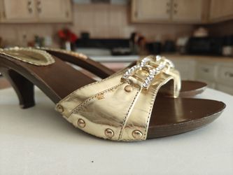 Women Shoes Size 7.5 NEW CONDITION 