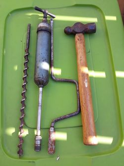 Hammer drill bits and the grease gun in very good condition
