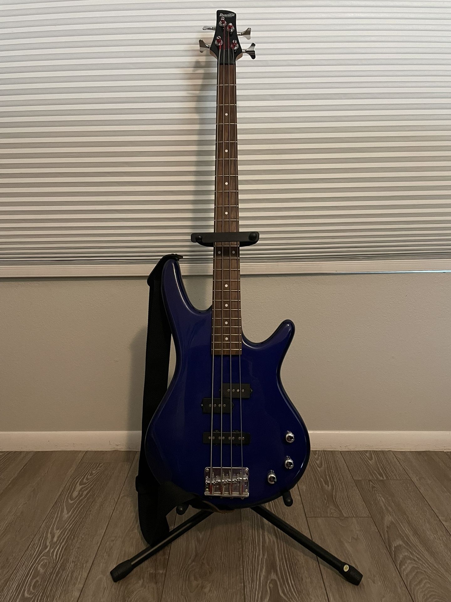 Electric Bass + Strap and Stand - Ibanez Gio Soundgear GSR 200