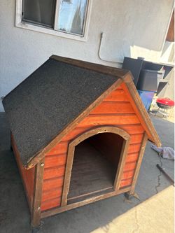 Large wooden dog house- Great condition