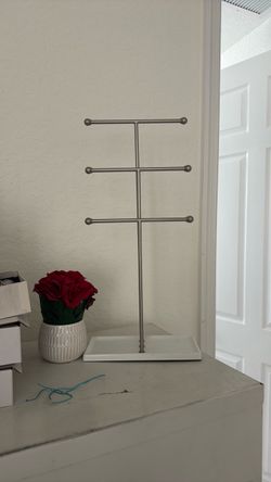 JEWLERY NECKLACE STAND- Silver/White Base
