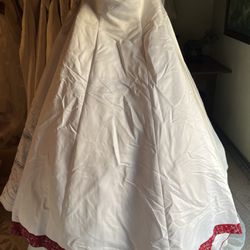 Size 12 Wedding dress With Beautiful Red Coloring