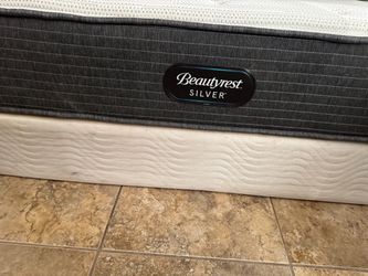 Queen set BeautyRest $235 Dlls mattress and box spring