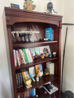 Tall bookshelf - cherry finish - excellent condition