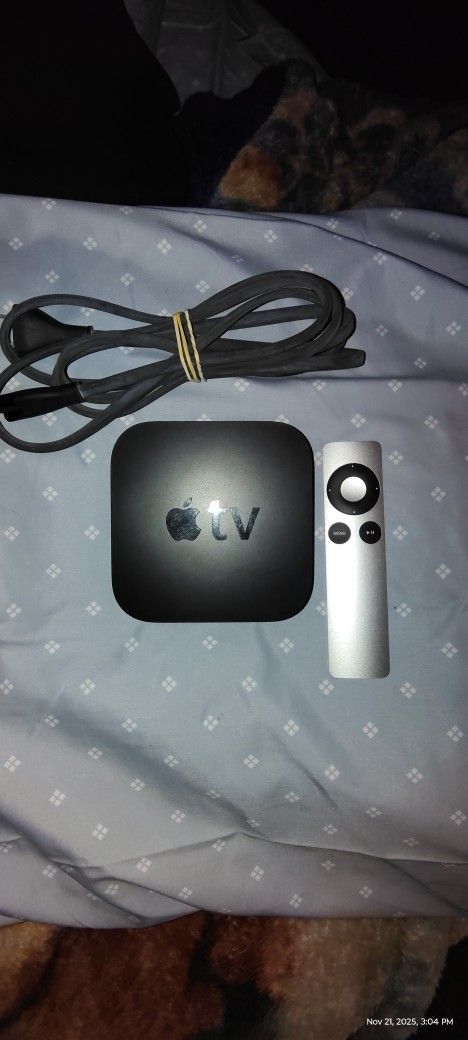 Apple TV (3rd Generation) A1427 /8GB HD Media Streamer - Black  with remote 