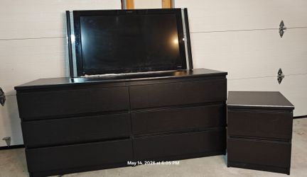 Nice long dresser / TV stand with night stand set in great condition all drawers working, it's in the garage for easy pickup.
Dresser L60.5"*W19.5"*H2