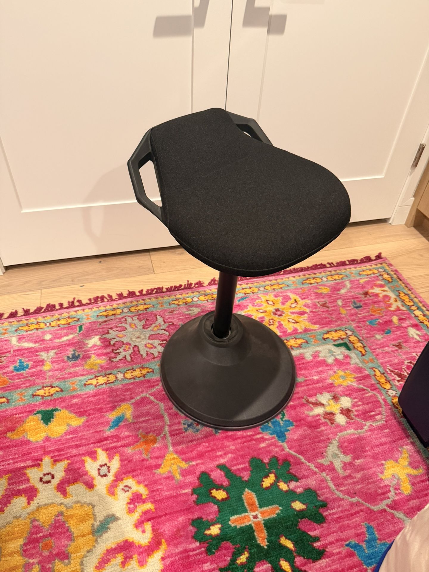 Sit/stand ergo desk chair