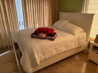 Beautiful white Queen bedroom set in great condition.