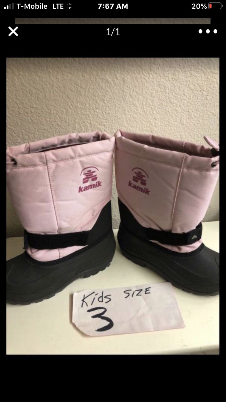 Snow boots size 3 Perfect condition