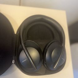 Bose Headphones 700 Noise Cancelling Wireless Headphones with Built-in Microphone