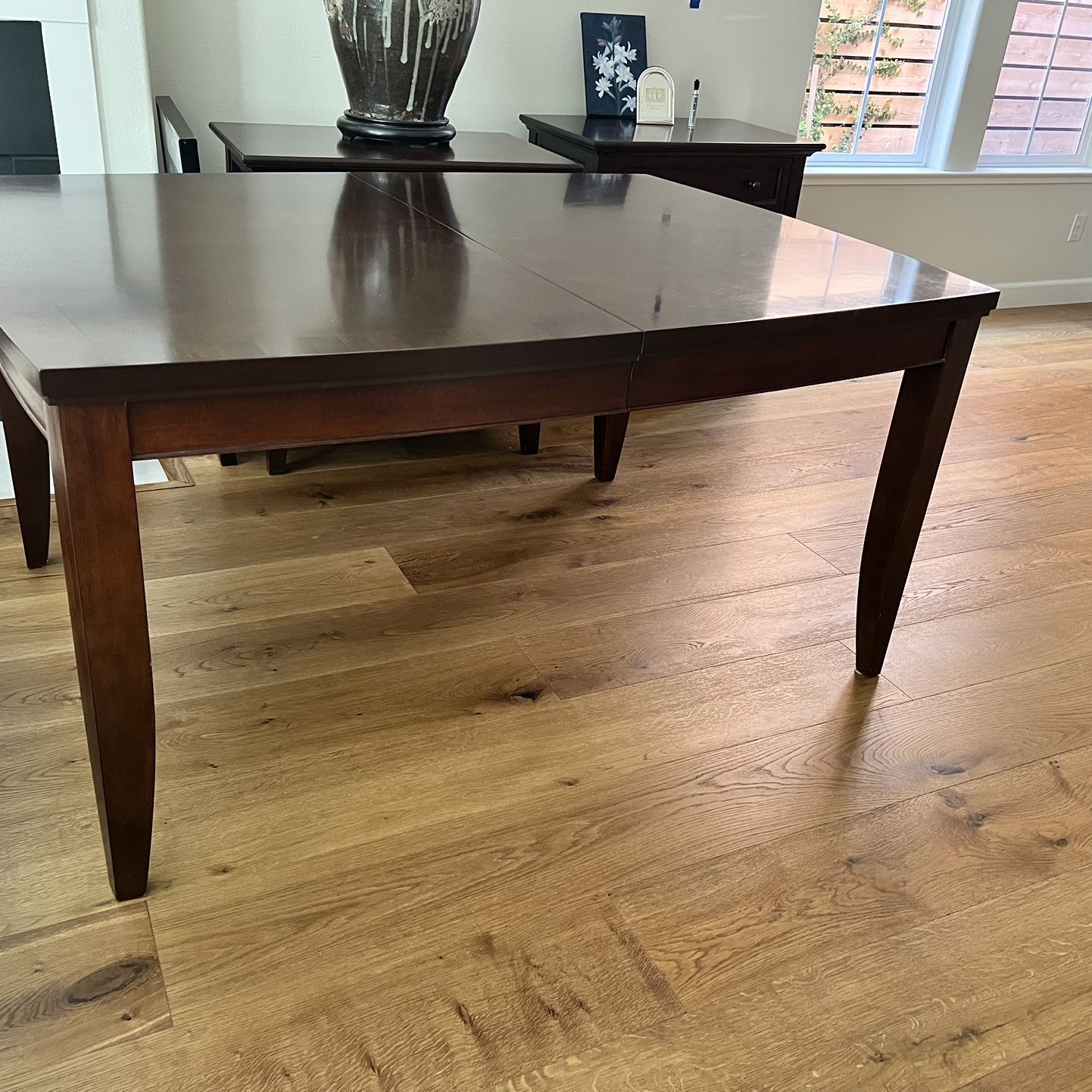 Dining Room table (1) and chairs(6)