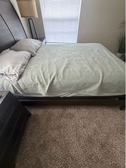 Bedroom set Rooms To Go