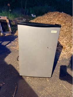 Magic Chef Mini Fridge with Freezer – Works Great
