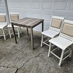 Counter Height 4 Stools / Chairs and Table - 5pc Kitchen / Dining Set 