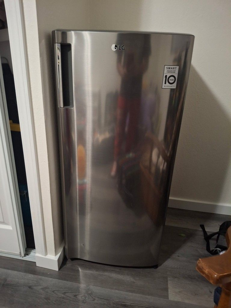 LG 6 cubic Foot 20.63 Inch Mini Fridge