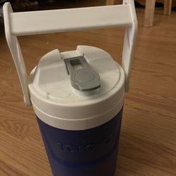 Igloo Insulated Water Jug / Beverage Cooler – Portable w/ Handle 