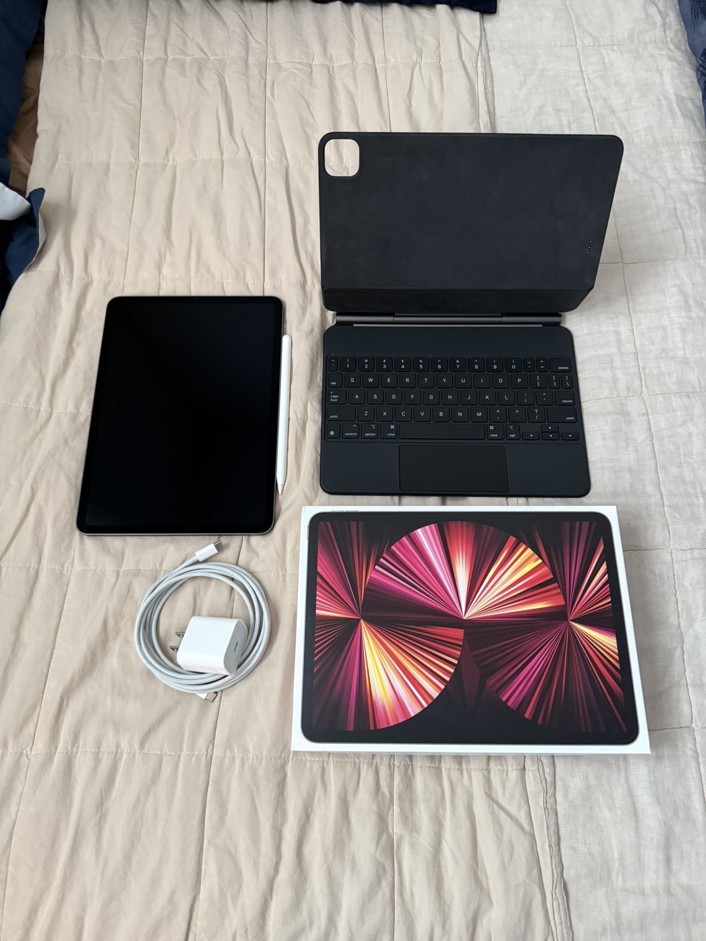 M1 iPad Pro 11in 256gb (3rd gen) w/ Apple Pencil 2nd Gen & Magic Keyboard