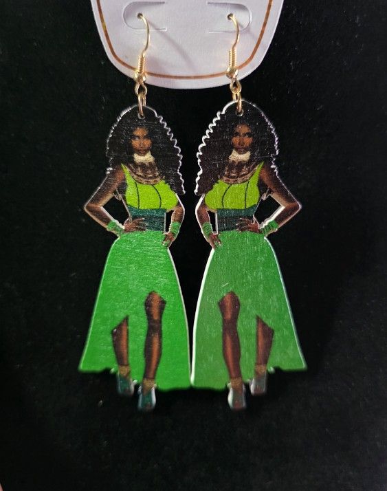 Women African Ebony Model Dangle Pierced Earrings Green Dress