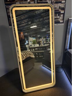 Gorgeous led mirror! Easy financing! 📱🍷😍