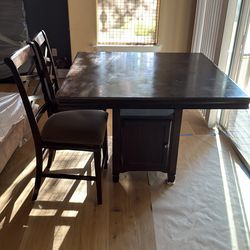 Free dining table