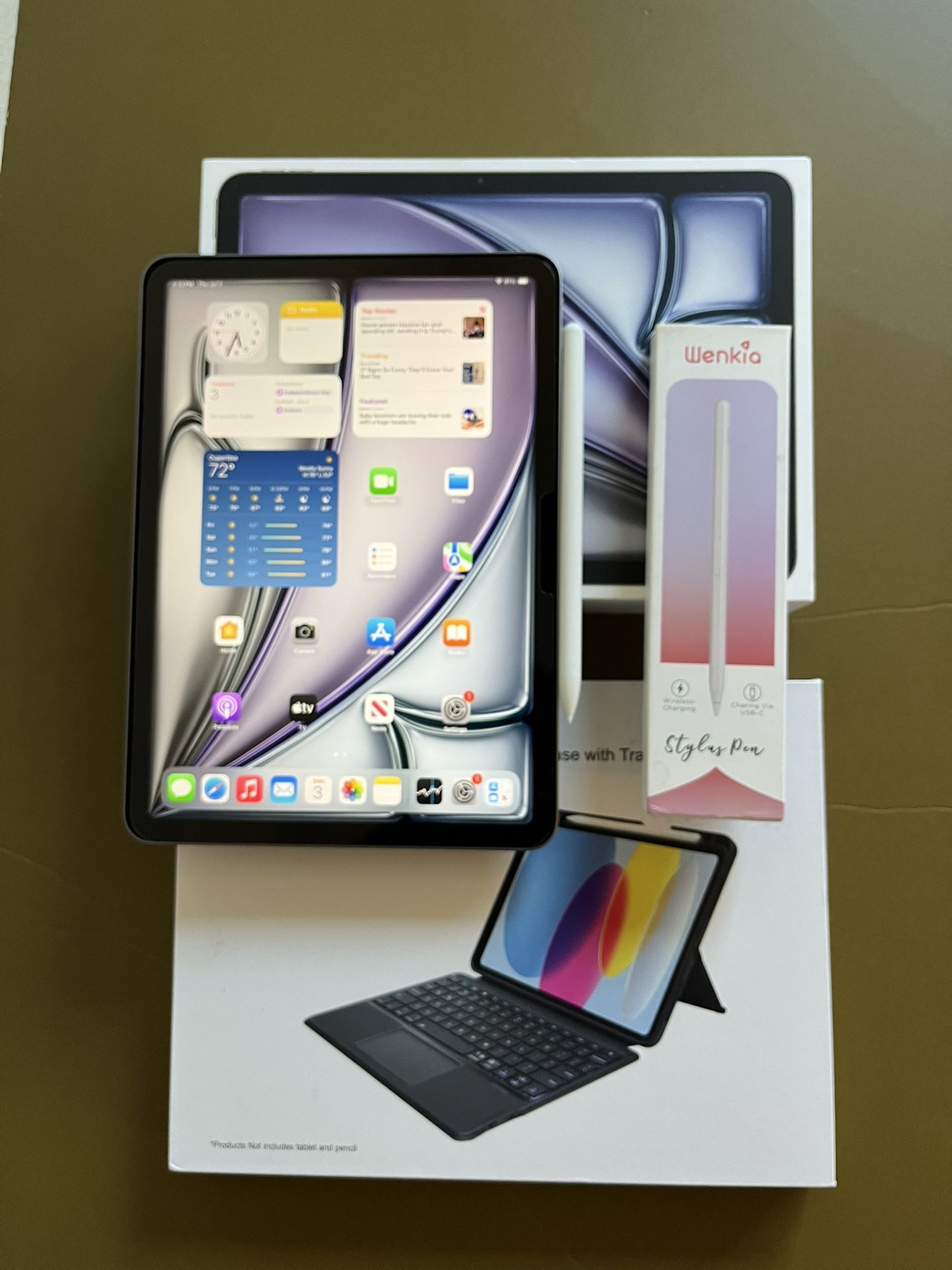 Apple IPad Air 11” ( M3 chip / 2025 Newest) 128GB with pen, keyboard case & Accessories