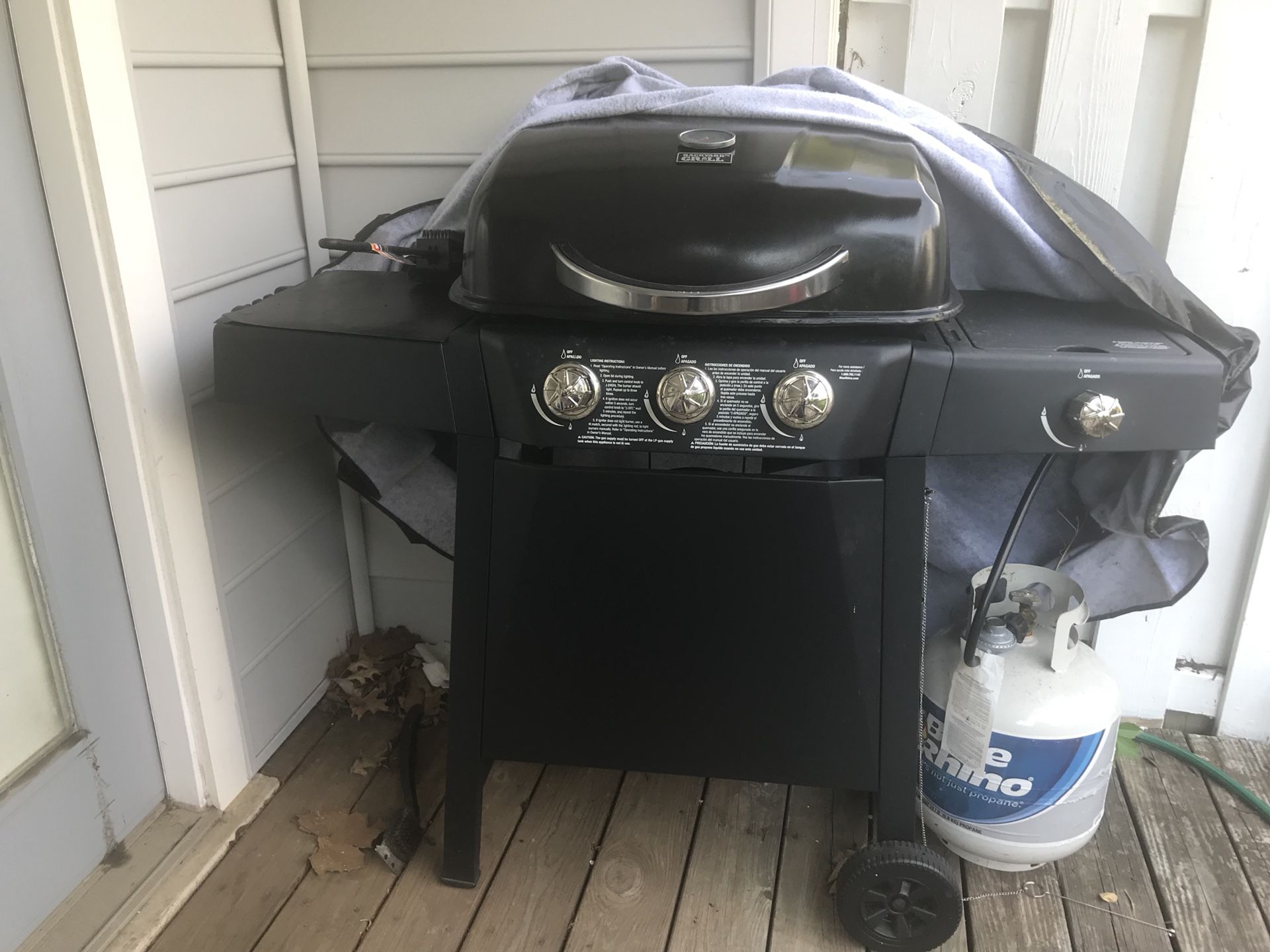 Barely used Backyard Grill + propane + grill cover