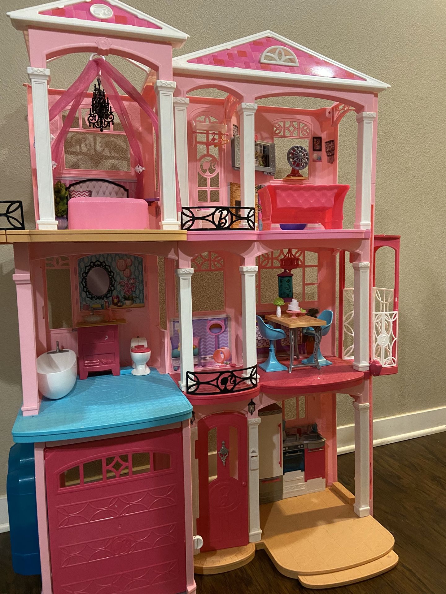 Barbie Dreamhouse!!! Like New!!!