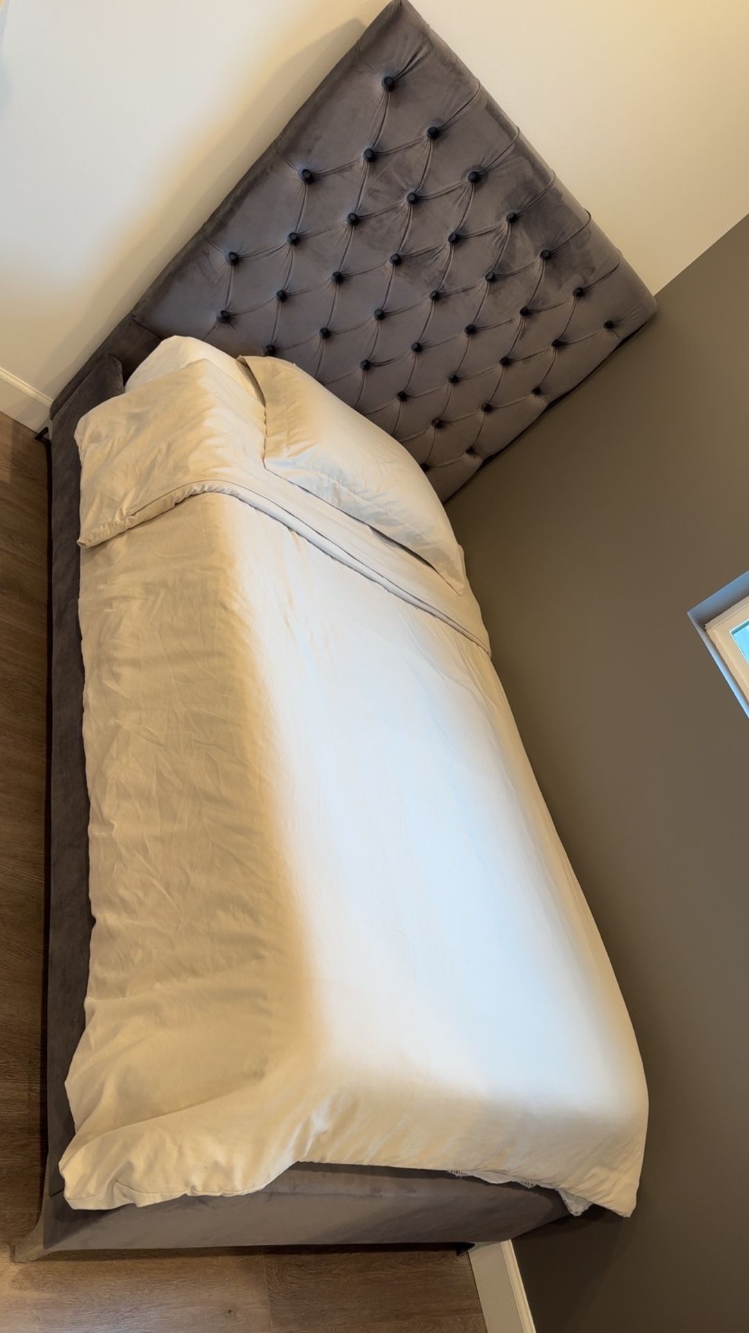 New Twin Size Tufted Velvet Bed