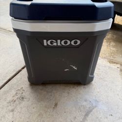 Igloo MaxCold Latitude 62 Roller Cooler - Carbonite/Aegean Sea