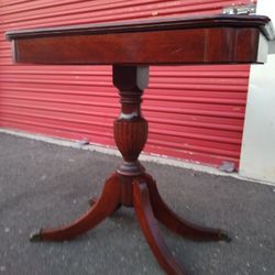 VINTAGE BEAUTIFUL MAHOGANY SHERATON STYLE FLIP TOP/SWIVEL GAME TABLE W/BRASS CLAW FEET. REALLY NICE CONDITION! MADE IN THE USA!
