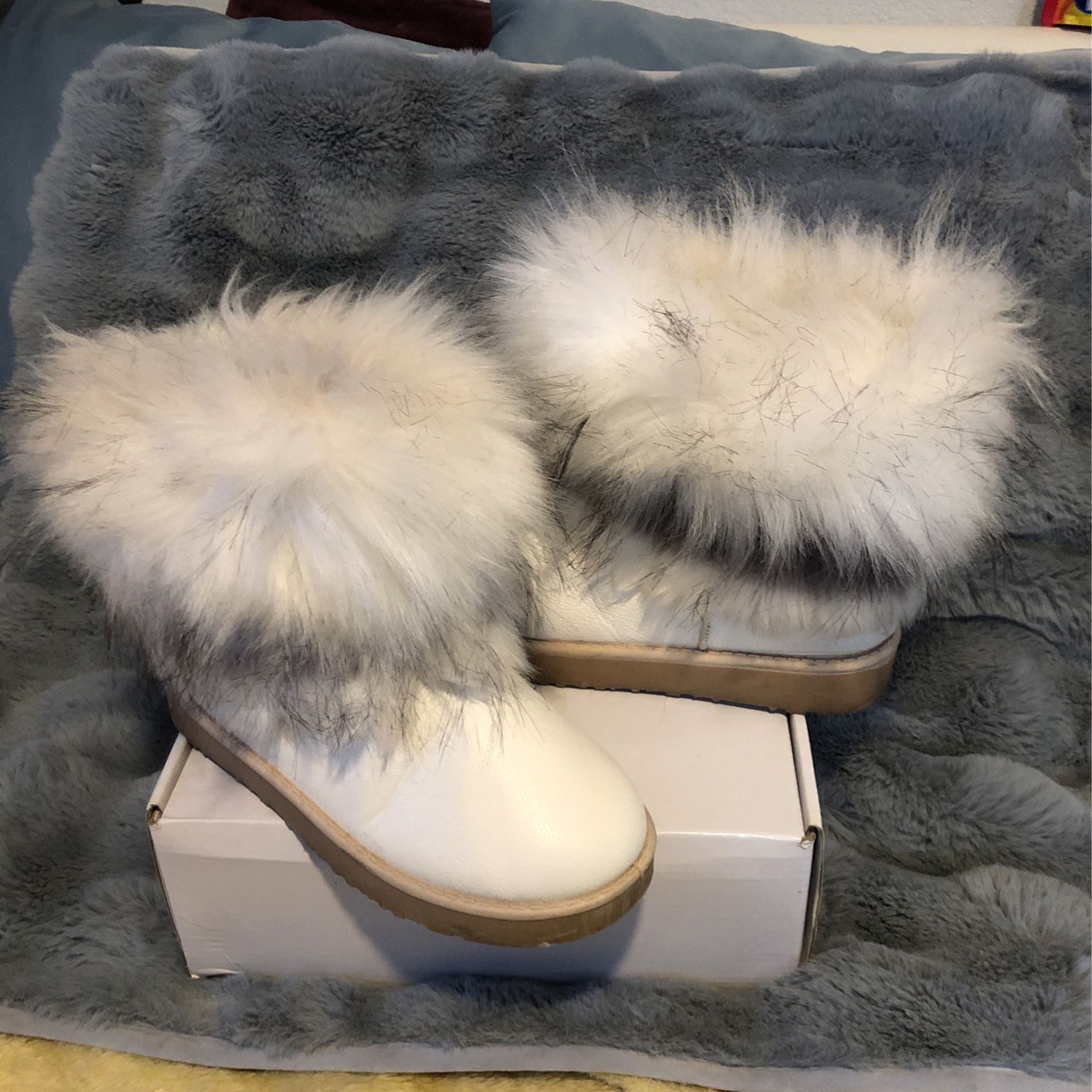 Women’s White Fur Boots size: 6 1/2