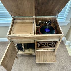 Sonoma Gramophone With Many Records 