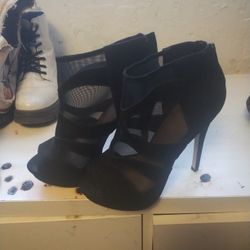 Girls Small Heels Black  2$ Both . Zip In Back