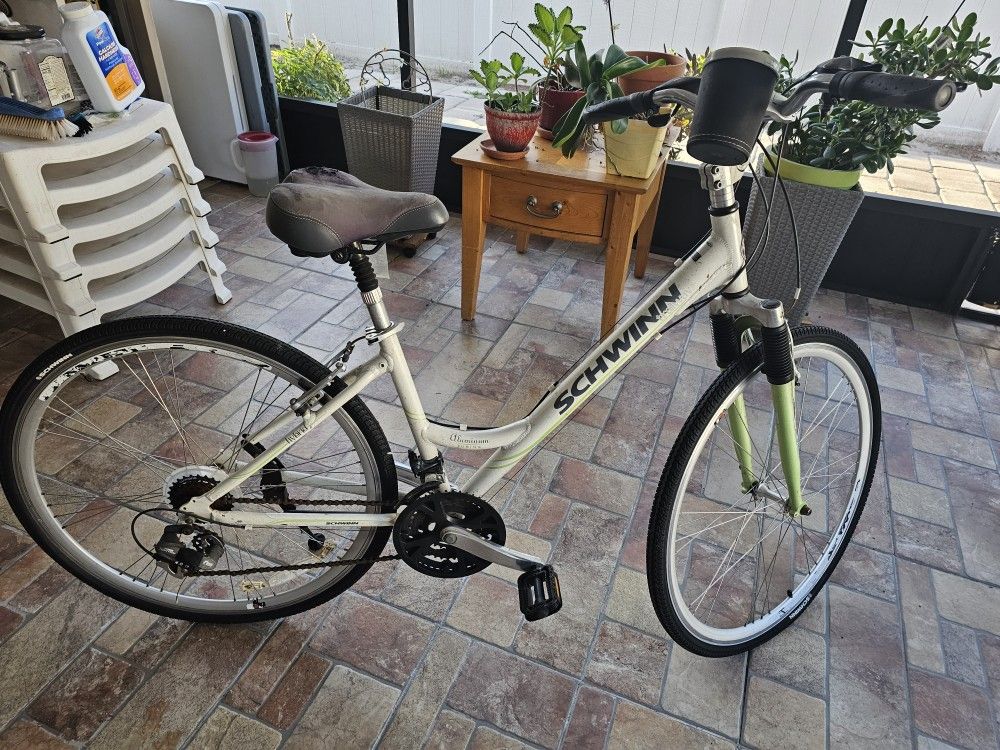 SCHWINN Trailway Aluminum Tubing Woman Bike