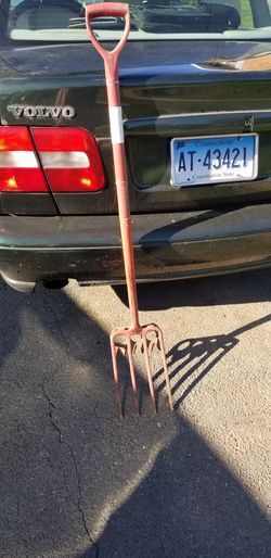 Roof / SINGLES RAKE With NAIL STRIPPER
