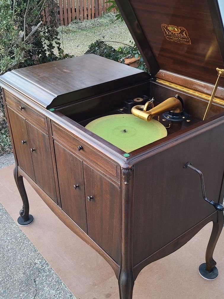 1923 Antique Victrola Phonograph Record Player