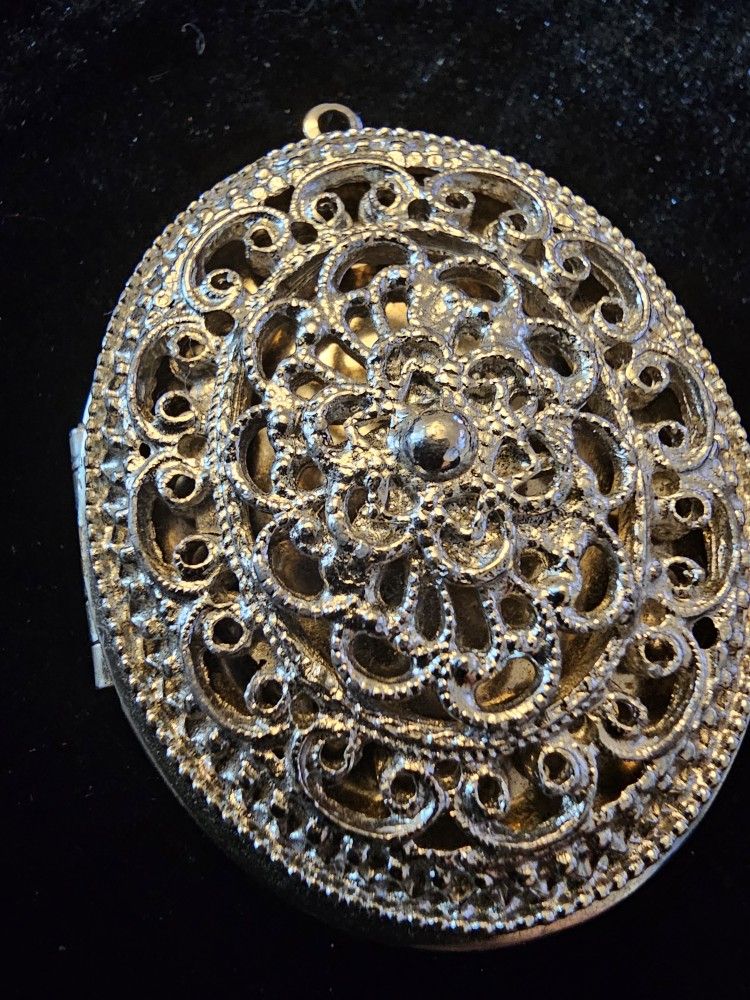 $35.00 - Vintage Filigree Designed Locket, Stainless Steel Setting! Perfect To Insert Your (2) Favorite Pictures! Great Gift Idea!