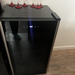  Frigidaire 19.3-in W 34 -Bottles Black Freestanding Indoor Wine Cooler