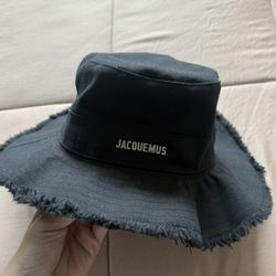 JACQUEMUS BUCKET HAT