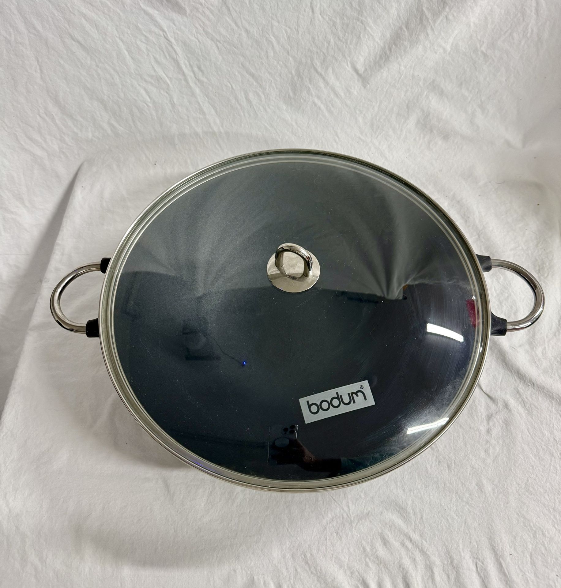 Bodum Heavy Flat Bottom 14" Cast Iron Wok Sir fry Pan with Lid and two cookbooks