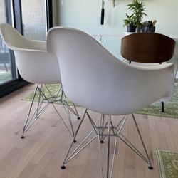 Set of 2 Modern White Armchairs with Eiffel Wire Legs – Mid Century Style