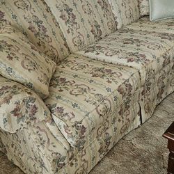 GORGEOUS BROYHILL  3-SEAT COUCH IN EXCELLENT CONDITION 
